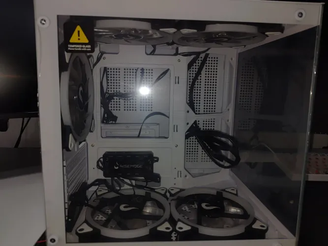 Gabinete gamer com 5 fãs e controladora