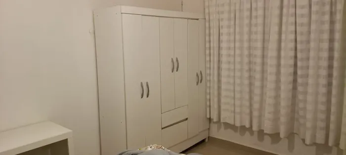 Guarda roupa e escrivaninha