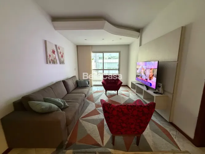 Amplo apartamento a venda no Centro de Guarapari - 2 quartos + dependência de empregada