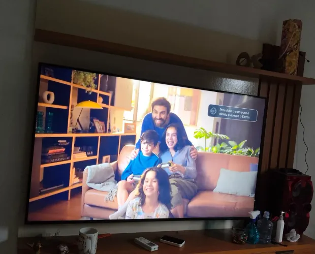Vendo uma TV 55 polegadas com rack semi nova