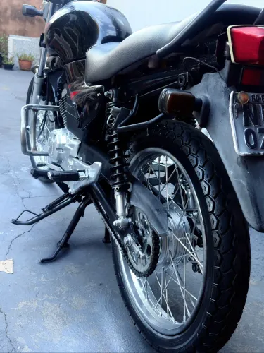 Moto boa de estrutura antiga tiro na concessionária ele era único dono 