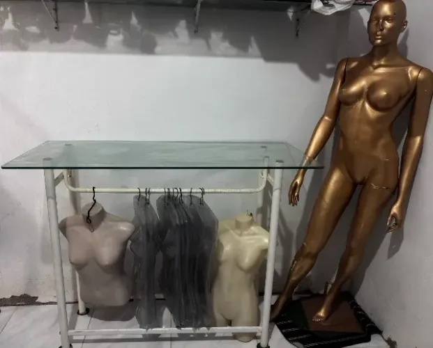 Mesa arara com tampo de vidro