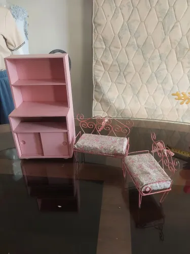 Estante tamanho de Barbie com 2 poltronas