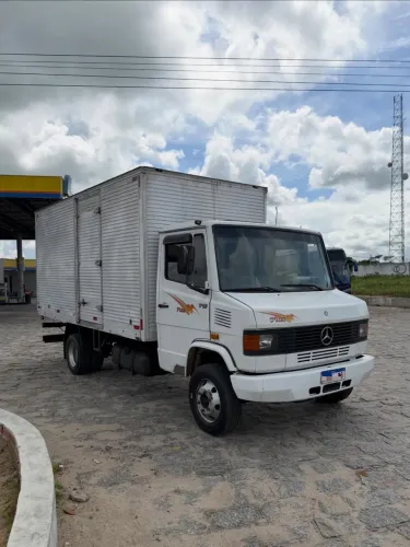 Caminhão MB 710 plus ano 2005