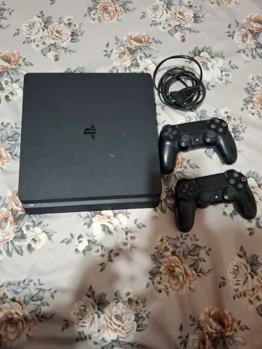 Playstantion 4 - PS4. Com 2 controles