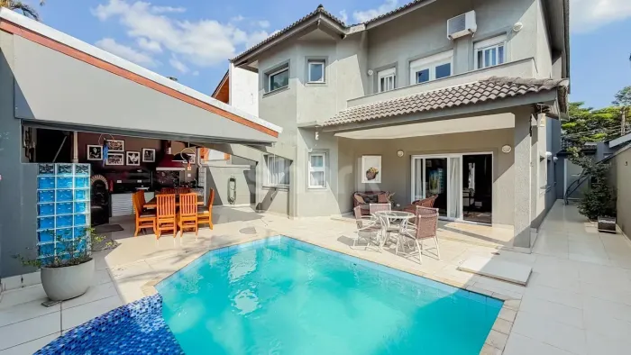 CASA EM CONDOMÍNIO FECHADO COM 360 M2 , 04 SUÍTES, 04 VAGAS, ALPHAVILLE 06 - SP