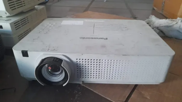 Projetor Panasonic Pt-vw330 3000 Lúmens Lcd Lampada manchada