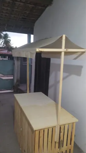 Balcão Expositor em Madeira com Cobertura - Ideal para Eventos e Negócios