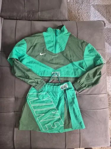Conjunto Nike feminino corta vento e saia