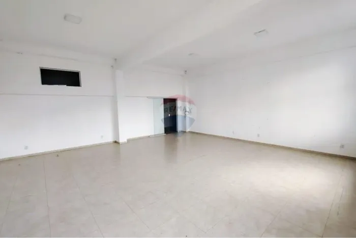 Sala comercial arejada para locação nova - 64,63 m² no Centro