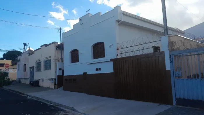 CASA PERTO DA UFTM NA RUA DUQUE DE CAXIAS 294 COM 2 QUARTOS.