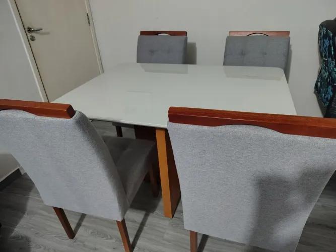 Mesa com tampo de vidro retangular e 4 cadeiras 