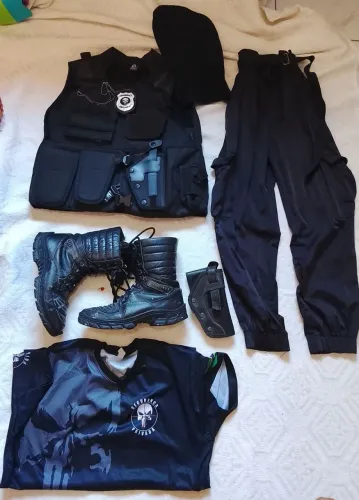 Vendo roupa só pra quem trabalha de segurança junto uma capa de colete 