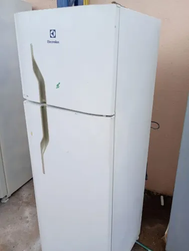 Geladeira eletrolux 2 portas 300 litros <br>650.00