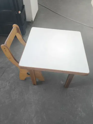 Mesa de madeira para criança