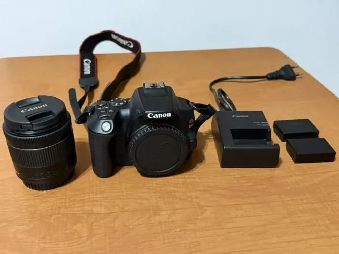 Canon SL3 com lente 18-55 mm, 2 baterias e carregador