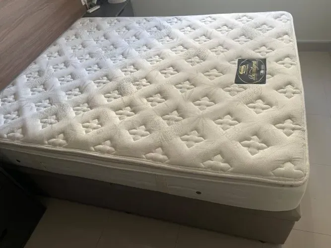 Colchão Americano Simmons, Modelo Manhattan Queen Size!
