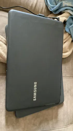 Notebook Samsung Essentials E20