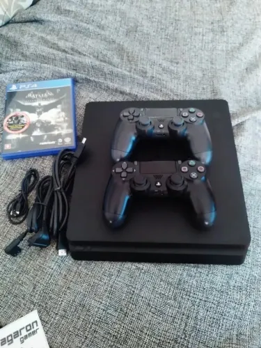PlayStation 4 slim pouco usado