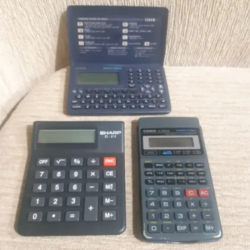 1 agenda e 2 calculadoras No estado Leia a descrição