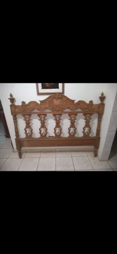 Banco e móveis de madeira