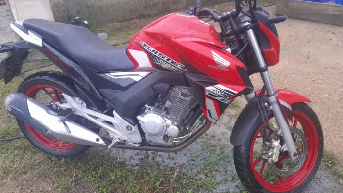 Vendo moto em perfeito estado nova tudo original