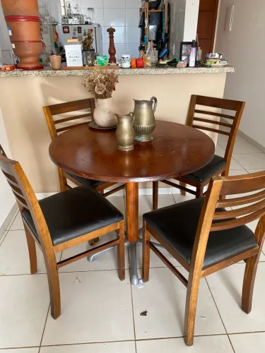 Mesa de madeira com 4 cadeiras