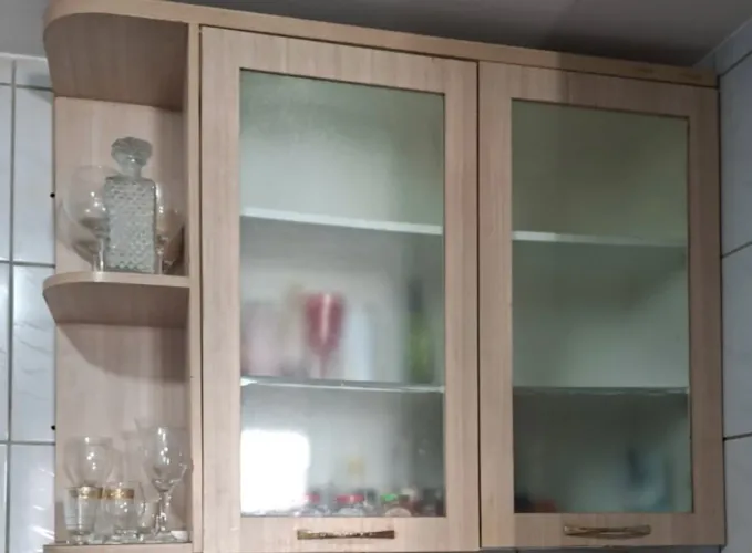 Armários de cozinha de madeira e vidro
