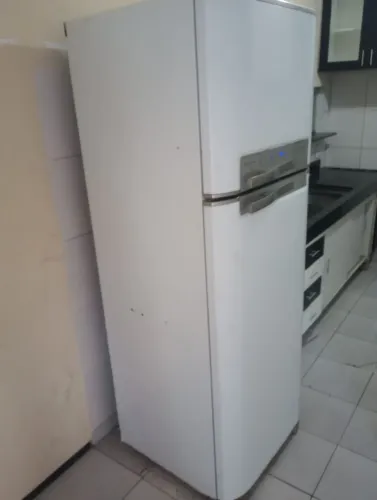 Geladeira Eletrolux dúplex 470L  Frost Free envelopada de  branca 