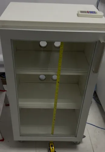 Rack para switch e periféricos em fórmica e porta vidro