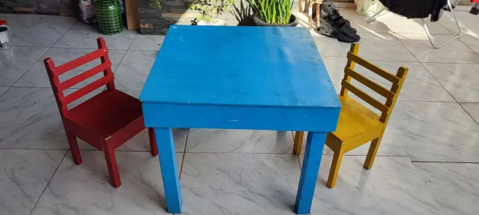 Vendo Mesa Infantil de Madeira c/duas Cadeiras