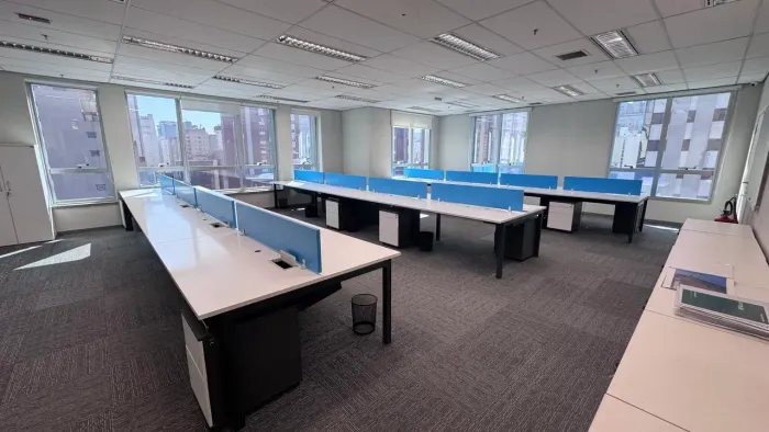 Escritório mobiliado para alugar no Itaim 25 posições 2 salas de reunião 279 m² 4 vgs