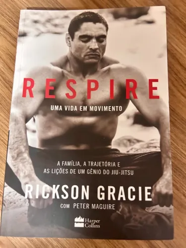 Livro "Respire: uma Vida Em Movimento" de Rickson Gracie e Peter Maguire - Bem conservado