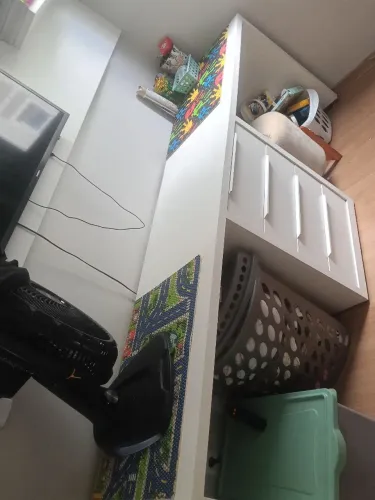 Escrivaninha branca com 4 gavetas