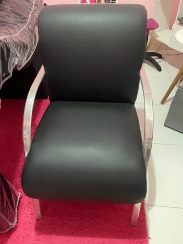 Poltrona em couro novíssima!