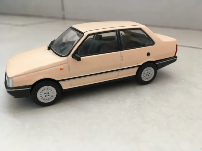 Miniatura Fiat Prêmio CS