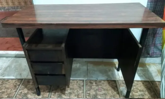 Mesa de escritório antiga - R$ 300,00