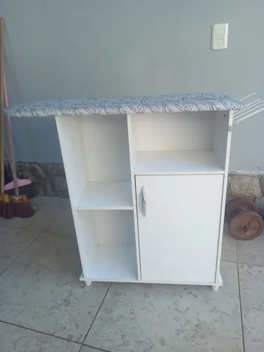 Móvel com tábua de passar roupa