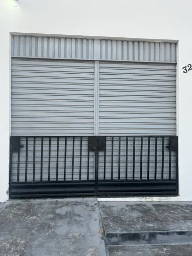Portão de rolamento e mais duas grades
