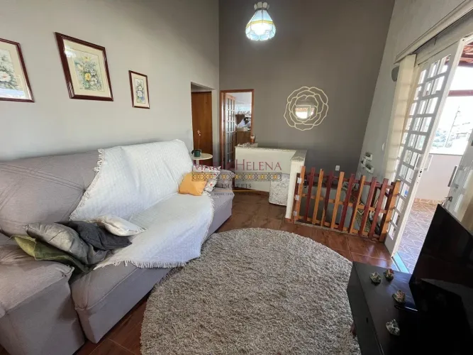 Casa em Caxambu, no bairro Santa Terezinha, à venda.