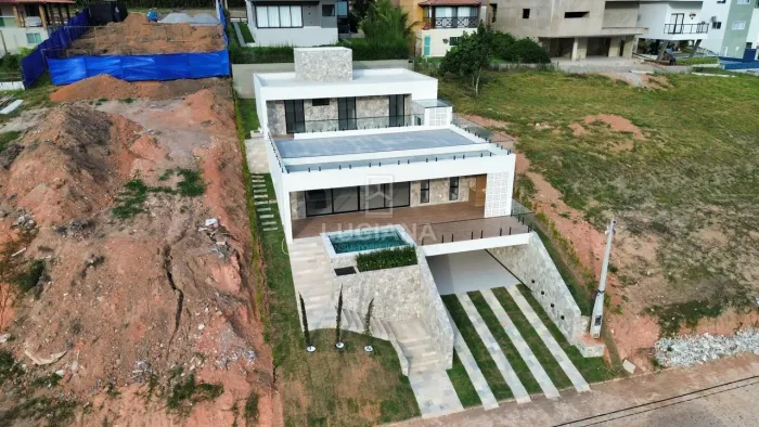 Vista Espetacular! Casa com 4 Suítes em Condomínio na cidade de Chã Grande/PE