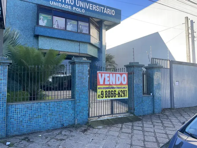 Sobrado para venda possui 600 metros quadrados com 3 quartos em Bom Jesus - Campo Largo -