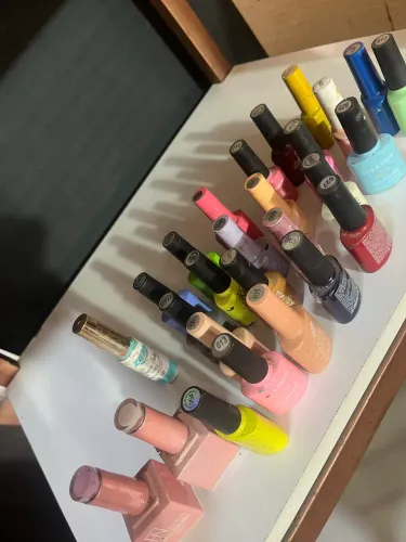 Kit mesa e cadeira para alongamento de unhas