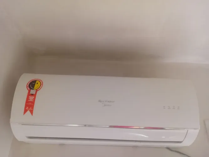 Ar condicionado 9 mil btus quente e frio em perfeito estado. 