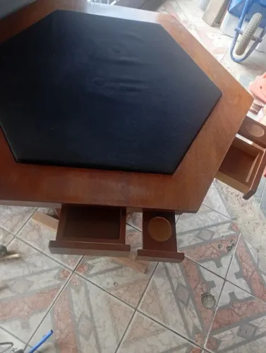 Mesa de jogos de baralho da bola branca com vagatas para cartas e copos