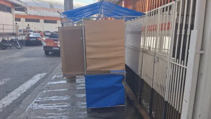Barraca de Metal Desmontável para Comércio + 103 Peças de Bijuteria