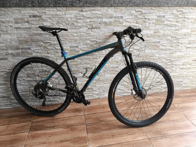 Bicicleta para prática de mountain bike e trilhas