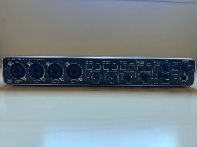 Interface de áudio Behringer 404HD
