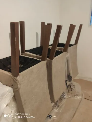 Mesa a mesa de vidro com três cadeiras