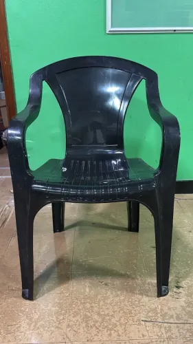Cadeira de Plástico Preta com Braço